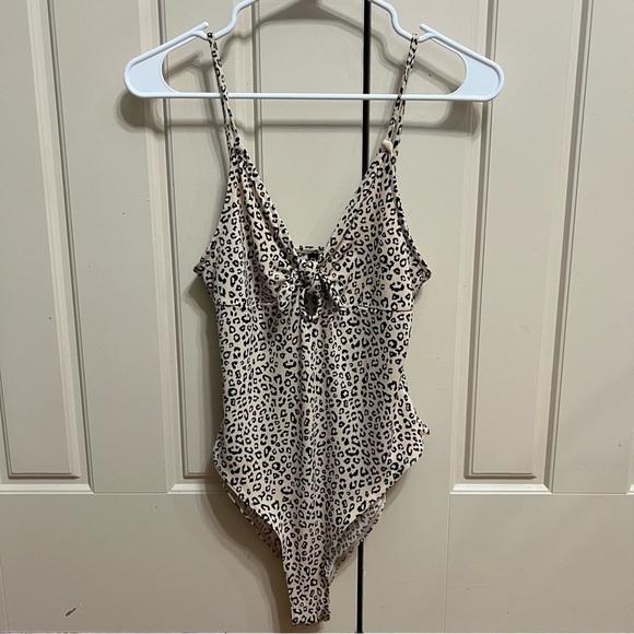 Divided by H&M Leopard Print Spaghetti Strap V-Neck Bodysuit Size Medium - Picture 2 of 10